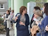 Директор ПУ \"11. април\", г-ђа Маја Стефановић са посетиоцима изложбе