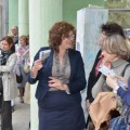 Директор ПУ "11. април", г-ђа Маја Стефановић са посетиоцима изложбе